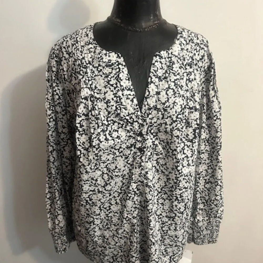 Lane Bryant Cotton Black/White Floral split neck 1/2 button blouse, size 14
